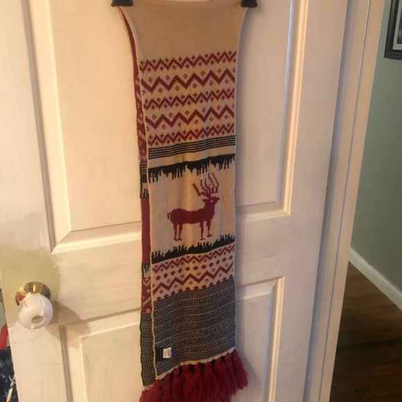 NWOT- reversible deep red & printed scarf with a Deer- Unisex style- fringed - Picture 2 of 5